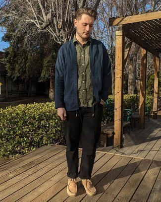 Comment porter une chemise à manches courtes olive quand il fait chaud à 30 ans
