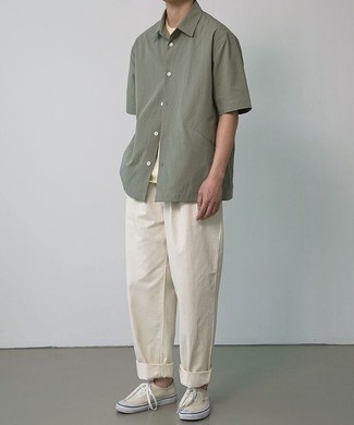 Comment porter une chemise à manches courtes olive à 30 ans