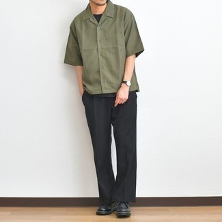 Comment porter une chemise à manches courtes olive quand il fait chaud à 30 ans