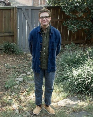 Comment porter une chemise à manches courtes olive à 30 ans