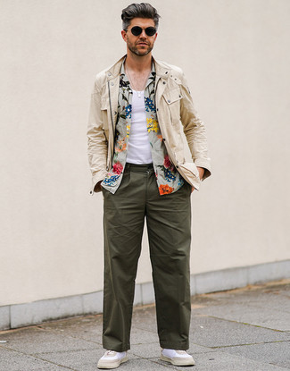 Comment porter une chemise à manches courtes olive quand il fait chaud à 30 ans