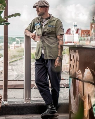 Comment porter une chemise à manches courtes olive quand il fait chaud à 30 ans