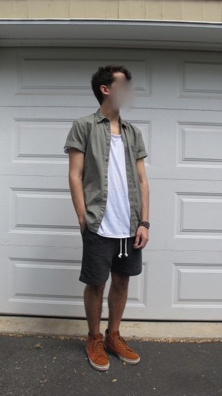 Comment porter une chemise à manches courtes olive en été