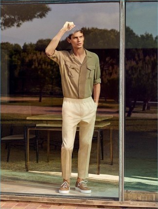 Comment porter une chemise à manches courtes olive en été