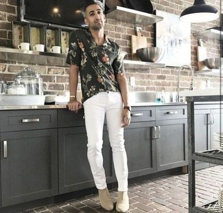 Comment porter une chemise à manches courtes olive quand il fait chaud à 30 ans