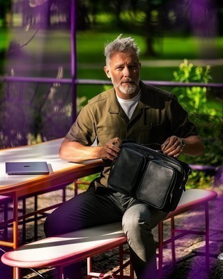 Comment porter une chemise à manches courtes olive