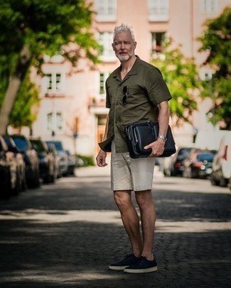 Comment porter une chemise à manches courtes olive