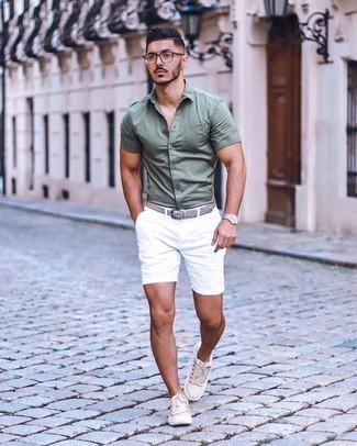 Comment porter une chemise à manches courtes olive à 30 ans