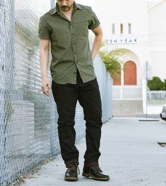 Comment porter une chemise à manches courtes olive quand il fait chaud à 30 ans
