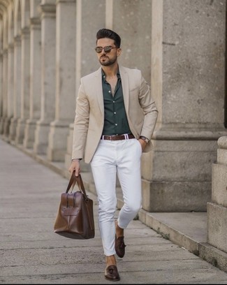 Comment porter une chemise à manches courtes olive quand il fait chaud à 30 ans