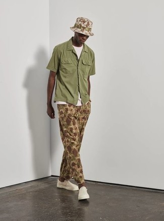 Comment porter une chemise à manches courtes olive en été