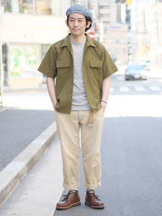 Comment porter une chemise à manches courtes olive quand il fait chaud à 30 ans