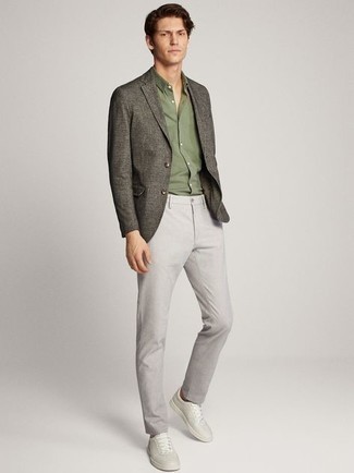 Comment porter une chemise à manches courtes olive quand il fait chaud à 30 ans