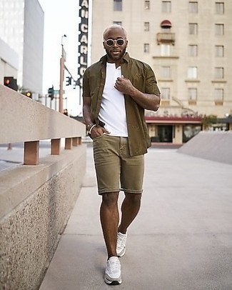 Comment porter une chemise à manches courtes olive quand il fait chaud à 30 ans