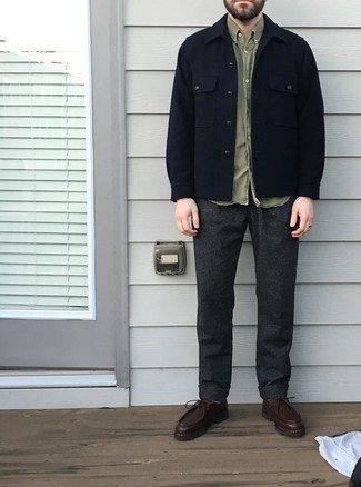Comment porter une chemise à manches courtes olive quand il fait frais
