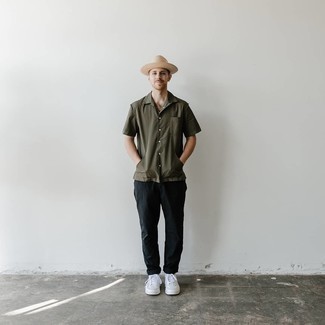 Comment porter une chemise à manches courtes olive à 30 ans