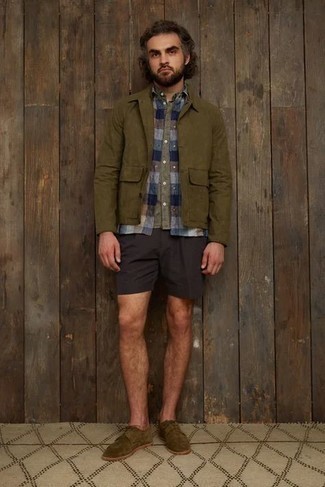 Comment porter une chemise à manches courtes olive quand il fait chaud à 30 ans