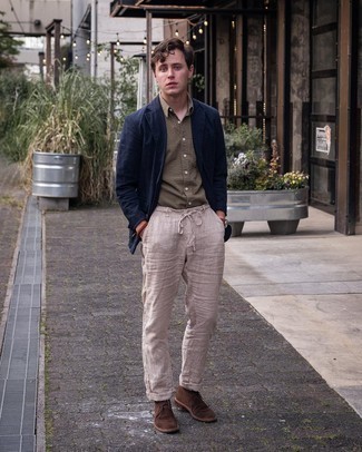 Comment porter une chemise à manches courtes olive quand il fait chaud