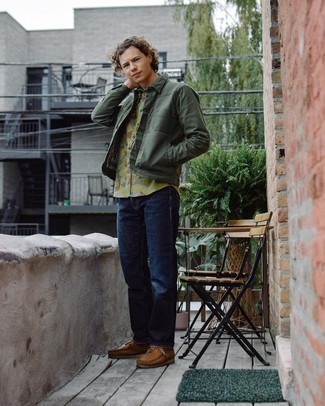 Comment porter une chemise à manches courtes olive quand il fait chaud à 30 ans
