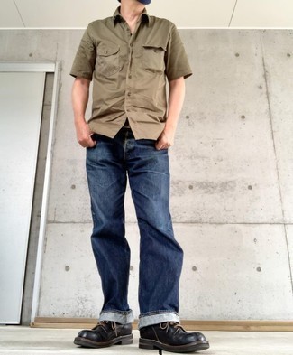 Comment porter une chemise à manches courtes olive quand il fait chaud à 30 ans