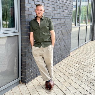 Comment porter une chemise à manches courtes olive