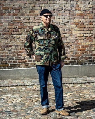 Comment porter une chemise à manches courtes olive quand il fait chaud
