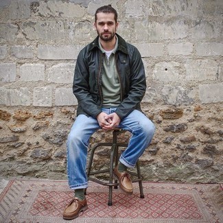 Comment porter des chaussettes olive pour un style decontractés quand il fait frais