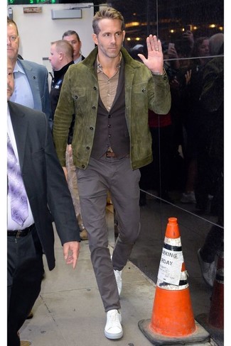 Comment porter une veste en daim olive