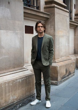 Comment porter un costume olive quand il fait chaud