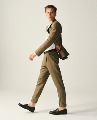 Comment porter un costume olive quand il fait chaud