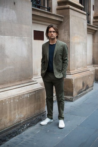 Comment porter un costume olive quand il fait chaud