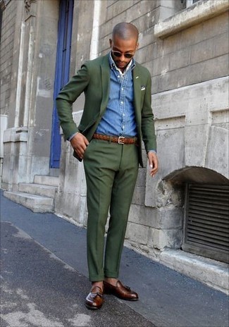 Comment porter un costume olive quand il fait chaud