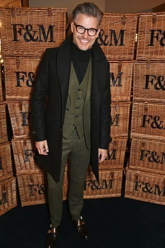 Comment porter un costume olive quand il fait froid