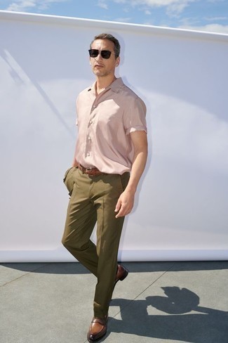 Comment porter un costume olive quand il fait chaud
