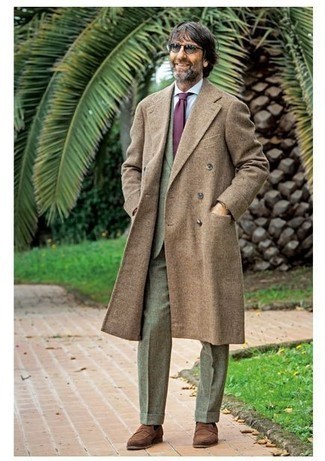 Comment porter un costume olive quand il fait froid