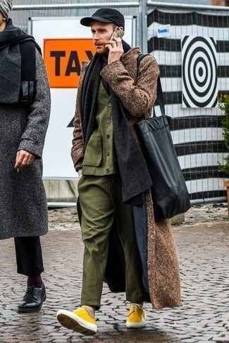 Comment porter un costume olive quand il fait froid
