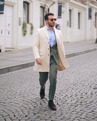 Comment porter un costume olive quand il fait froid