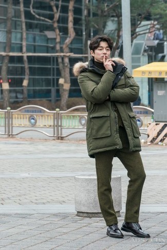 Comment porter un costume olive quand il fait froid