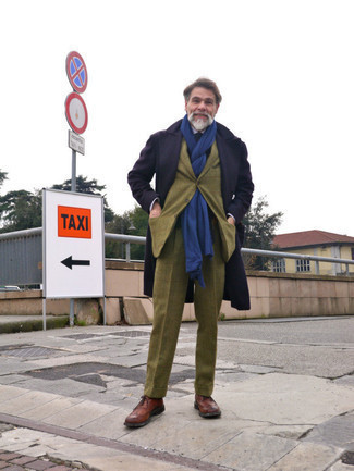 Comment porter un costume olive quand il fait froid