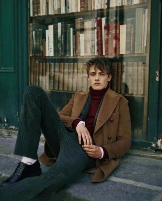 Comment porter un costume olive quand il fait froid