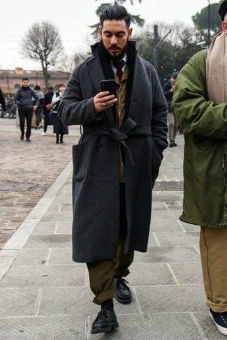 Comment porter un costume olive quand il fait froid