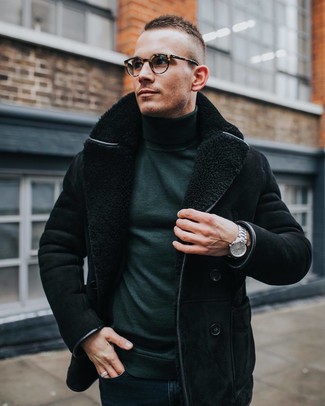 Comment porter un pull à col roulé olive quand il fait froid