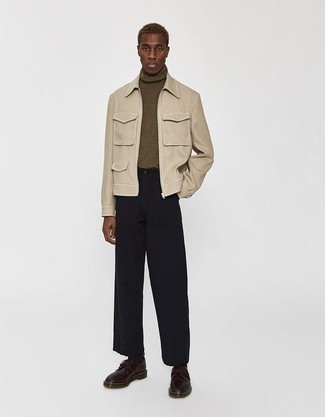 Comment porter un pull à col roulé olive pour un style chic decontractés quand il fait chaud