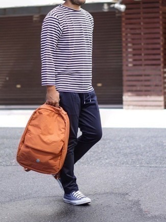 Comment porter un sac à dos orange