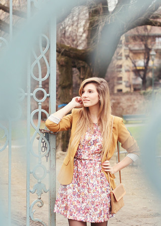 Comment porter un blazer orange quand il fait chaud