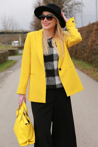 Comment porter un blazer orange quand il fait chaud
