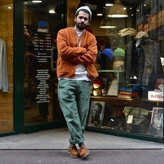 Comment porter un blouson aviateur orange pour un style chic decontractés