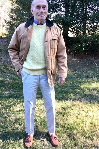 Comment porter un pull torsadé orange après 60 ans