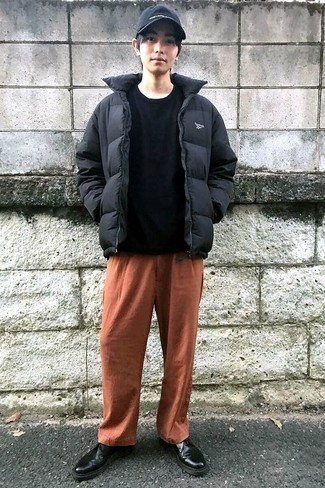 Comment porter un pantalon chino orange quand il fait chaud à l'adolescence