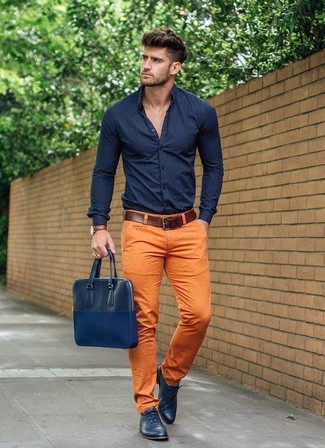Comment porter un pantalon chino orange